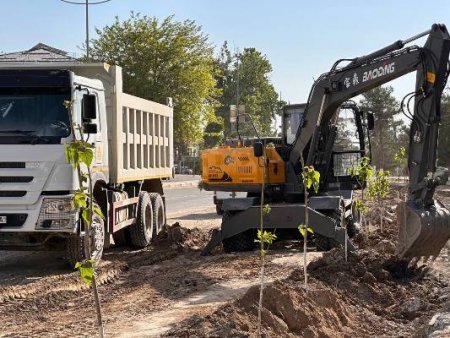 Chiroqchi tumanining markaziy Mustaqillik ko‘chasida keng ko‘lamli qurilish-bunyodkorlik va ko‘kalamzorlashtirish ishlari olib borilmoqda
